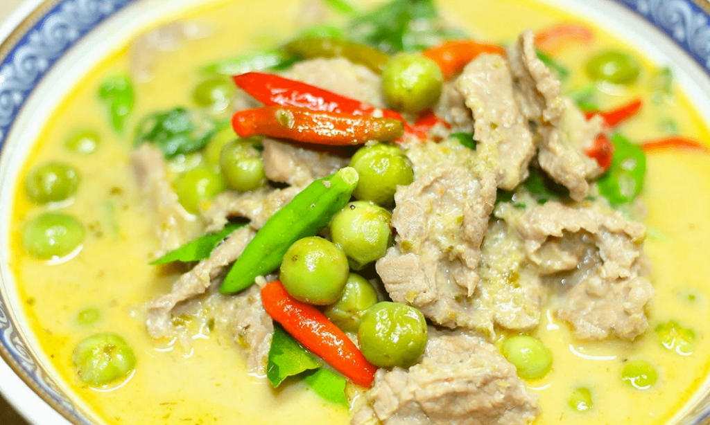 0212 Massaman Curry Mixture With Coconut Milk And Chicken, Beef Or