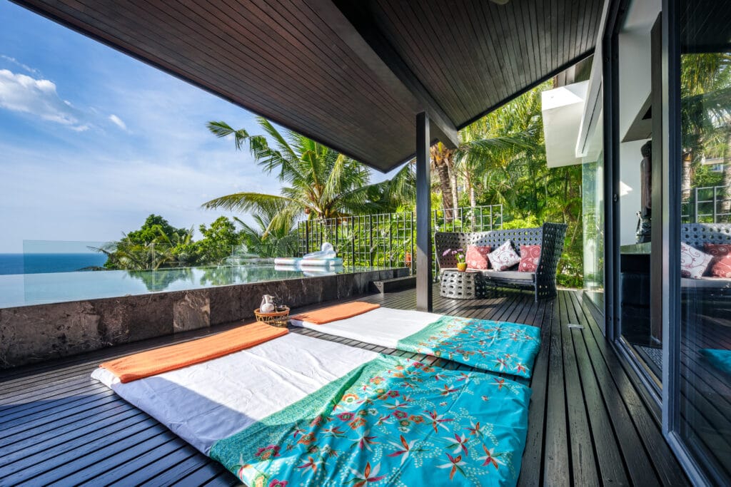 villa yang pool deck